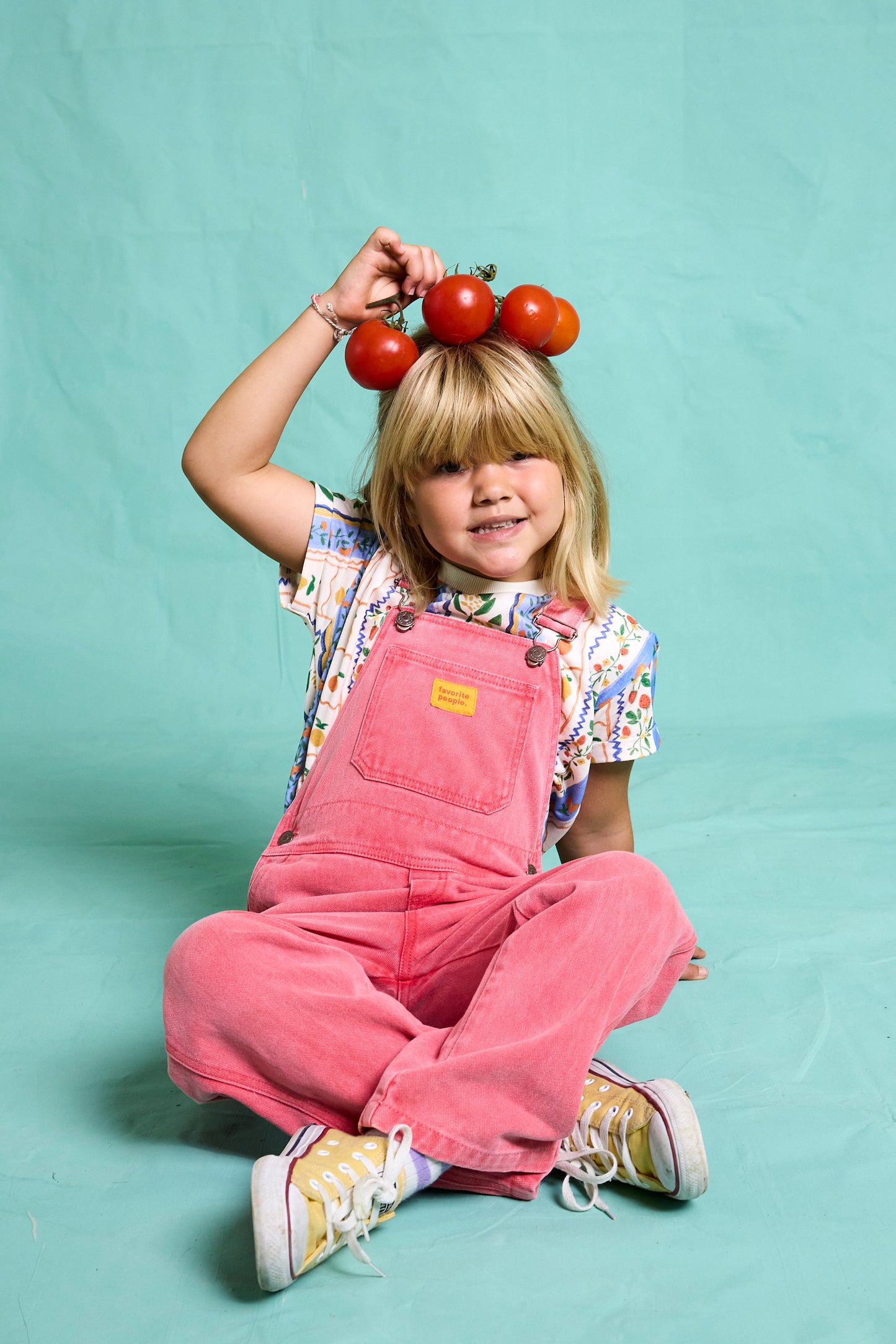 Favorite People Kinder Latzhose "Cherry Tomato" aus Baumwolle – Nachhaltig, Made in Portugal