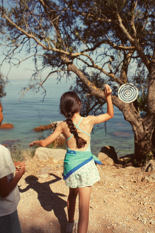 Piupiuchick SS26 - Kurze Kinderhose - Bio-Baumwolle - Weiß mit grünen Blumen