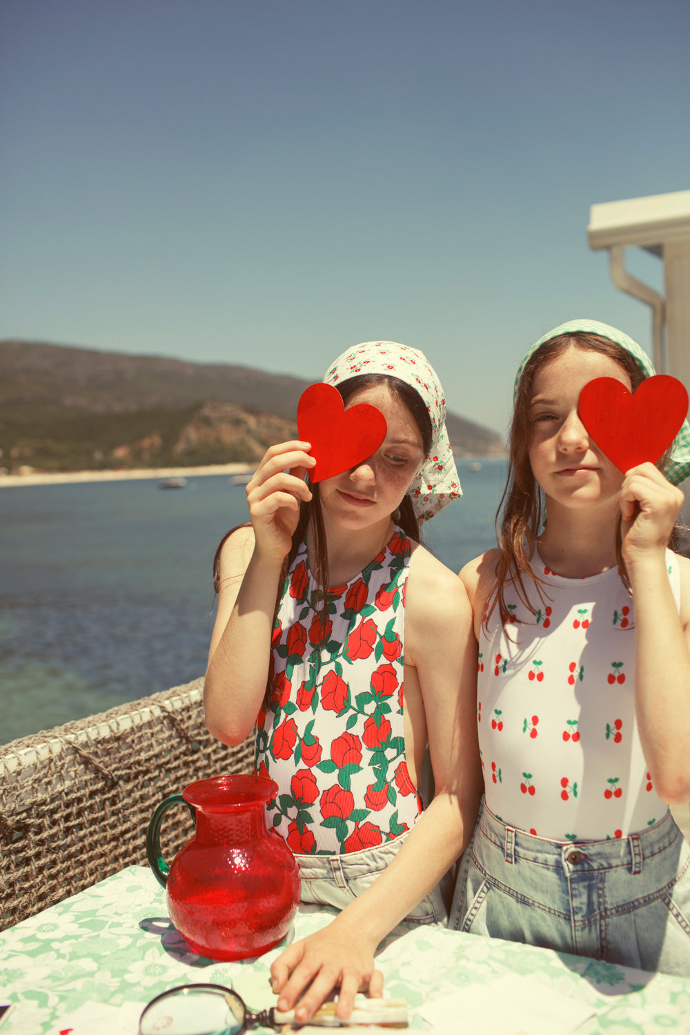 Piupiuchick SS26 - Kinder Badeanzug mit Schleife - Weiß mit Kirsche